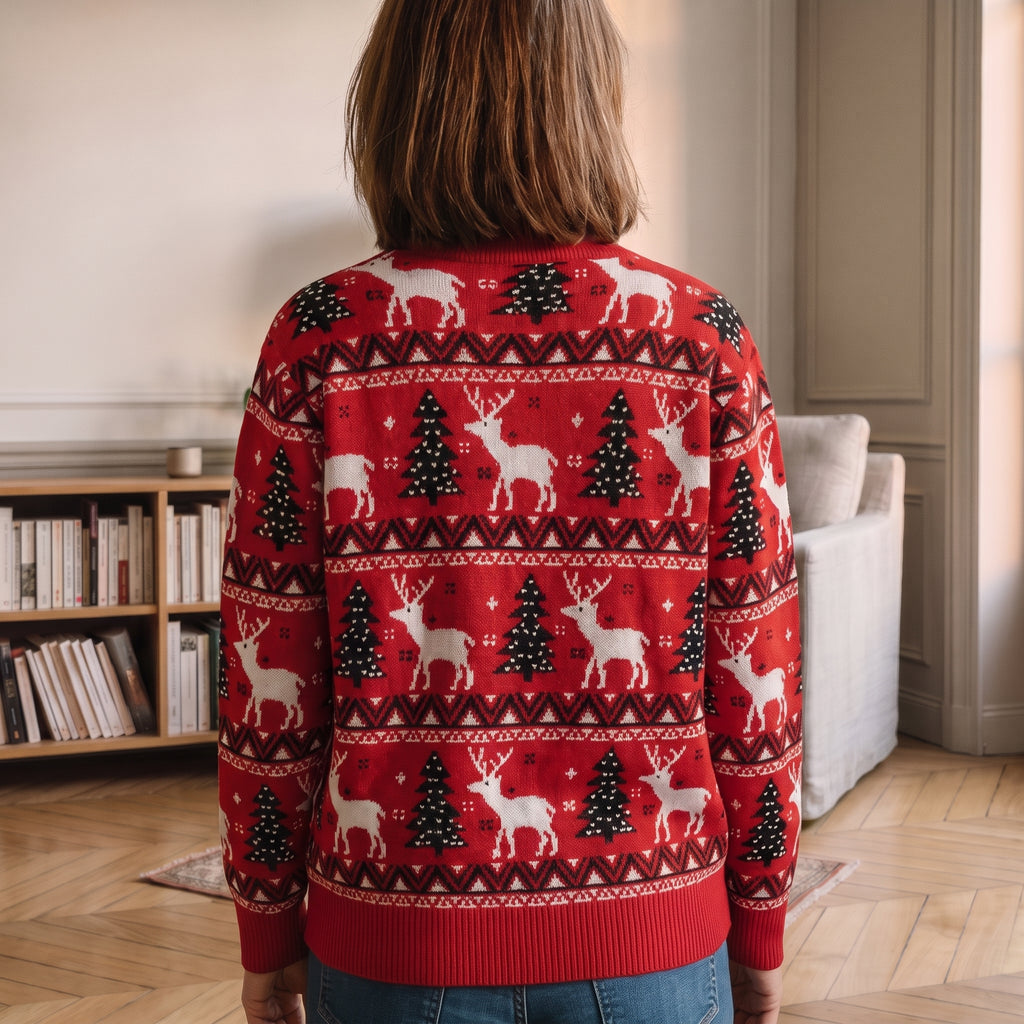 Dos du pull de Noel rouge a rennes et sapins, vu de pres