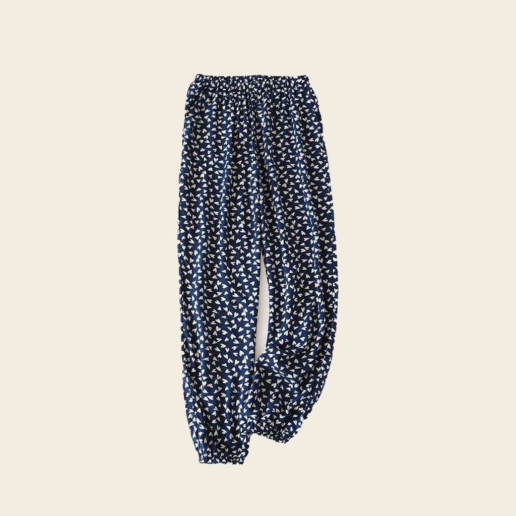 Pantalon cocooning femme bleu nuit à petits motifs blancs, sur fond beige