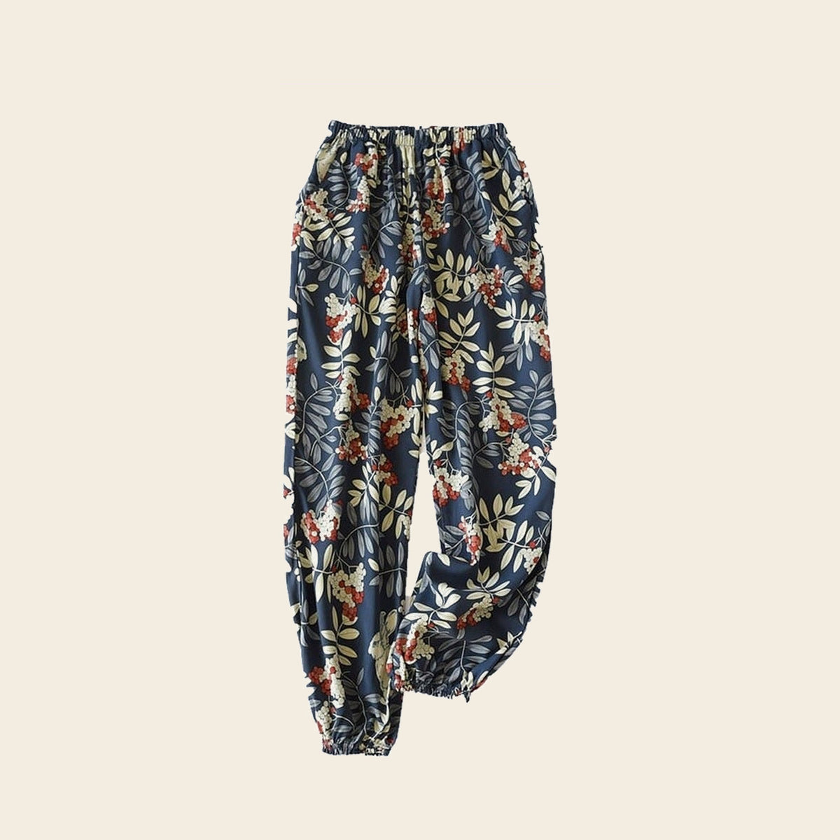 Pantalon cocooning femme bleu nuit à fleurs et feuillage, sur fond beige