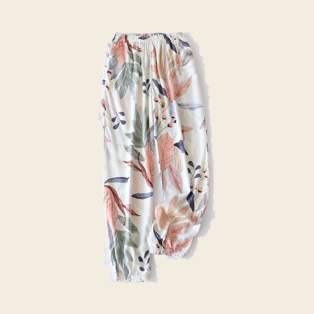 Pantalon cocooning femme ivoire à feuillage corail, sur fond beige