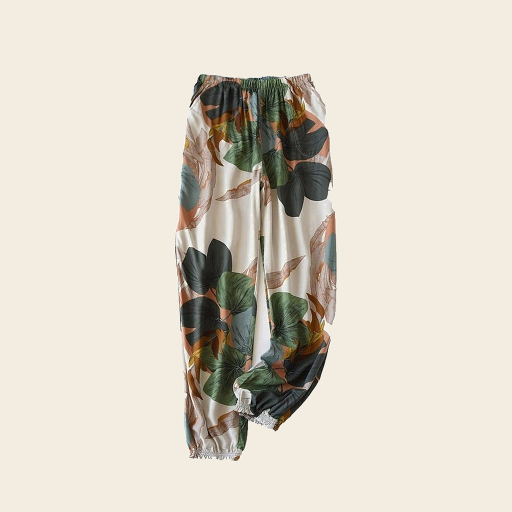 Pantalon cocooning femme ivoire à feuillage tropical, sur fond beige