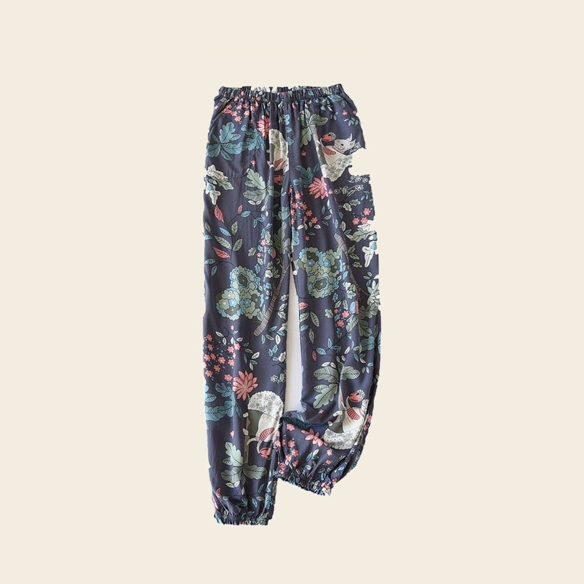 Pantalon cocooning femme bleu nuit à jardin animalier, sur fond beige