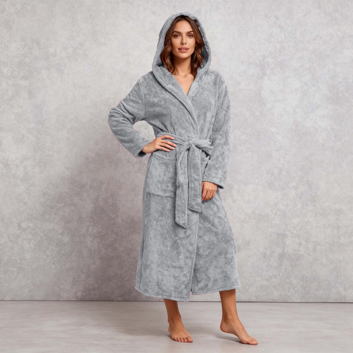 Femme du casting portant la robe de chambre longue Bordeaux à capuche dans le coin lecture