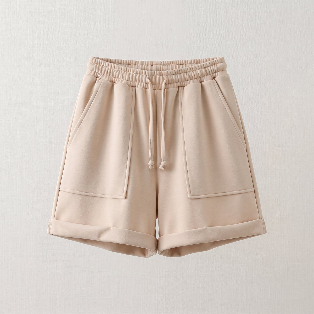 Short beige taille haute présenté seul de face