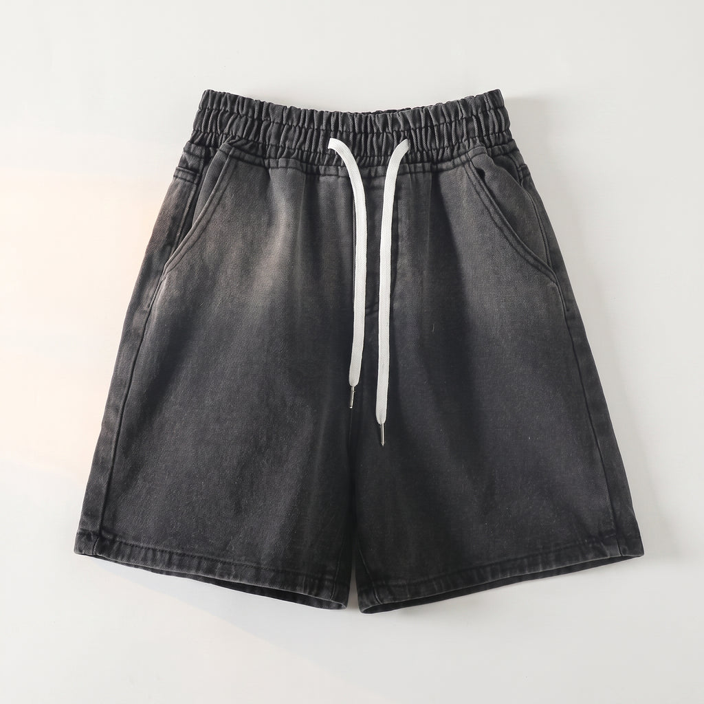 Bermuda en jean noir à taille élastiquée présenté à plat