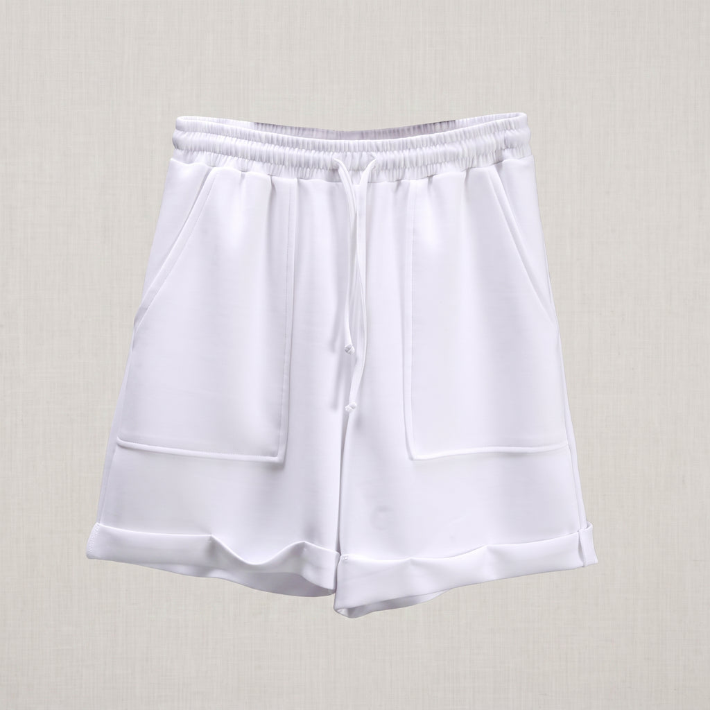Short blanc taille haute présenté seul de face