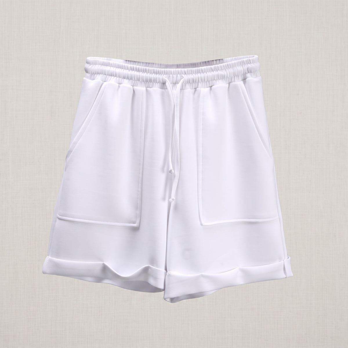 Short blanc taille haute présenté seul de face