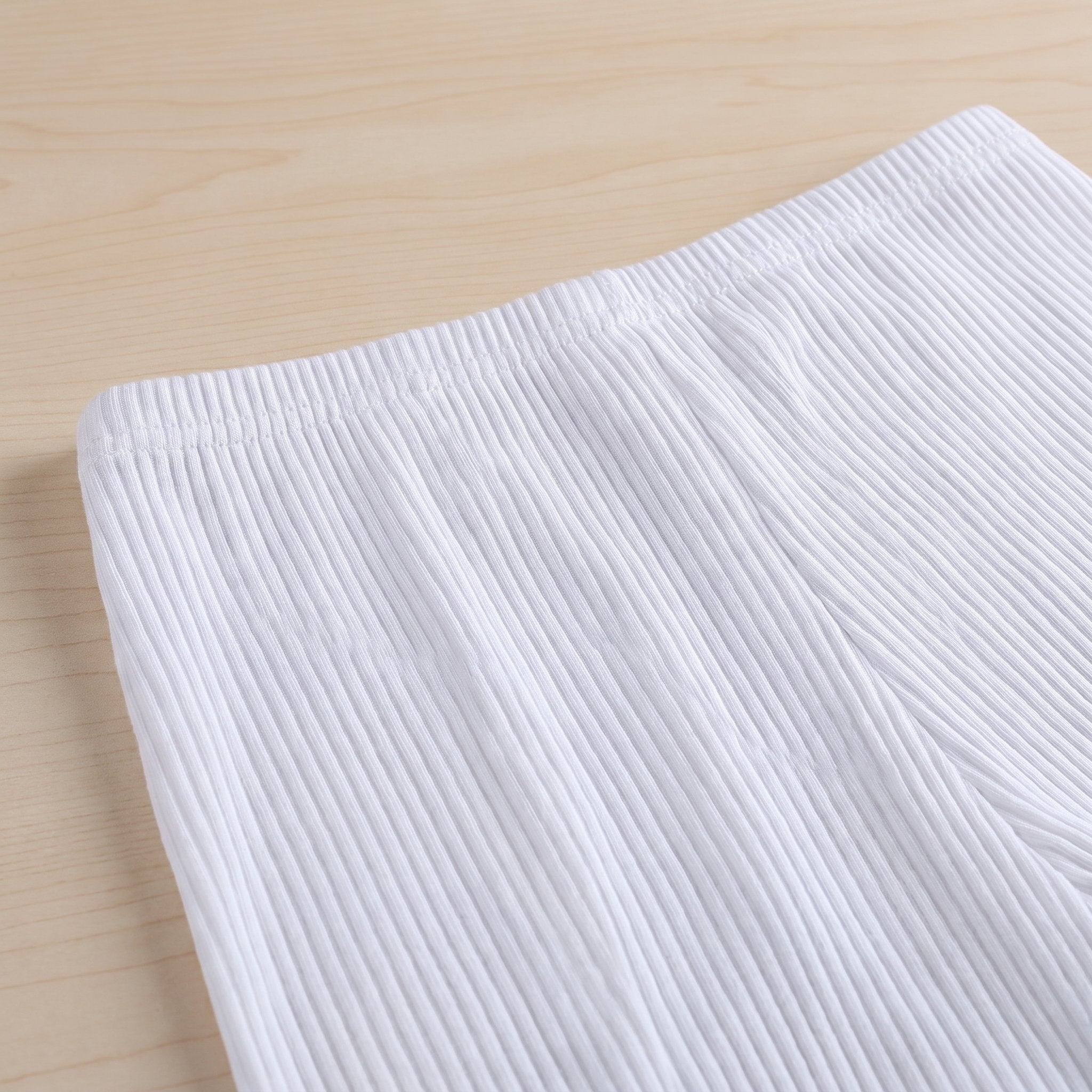 Gros plan sur la ceinture côtelée du short boxer blanc Image