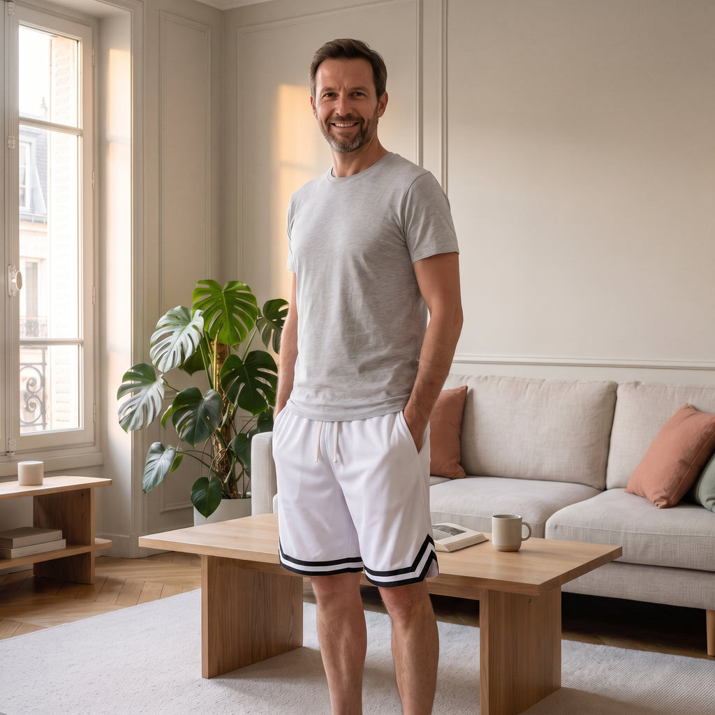 Homme portant le short de sport blanc dans un salon lumineux