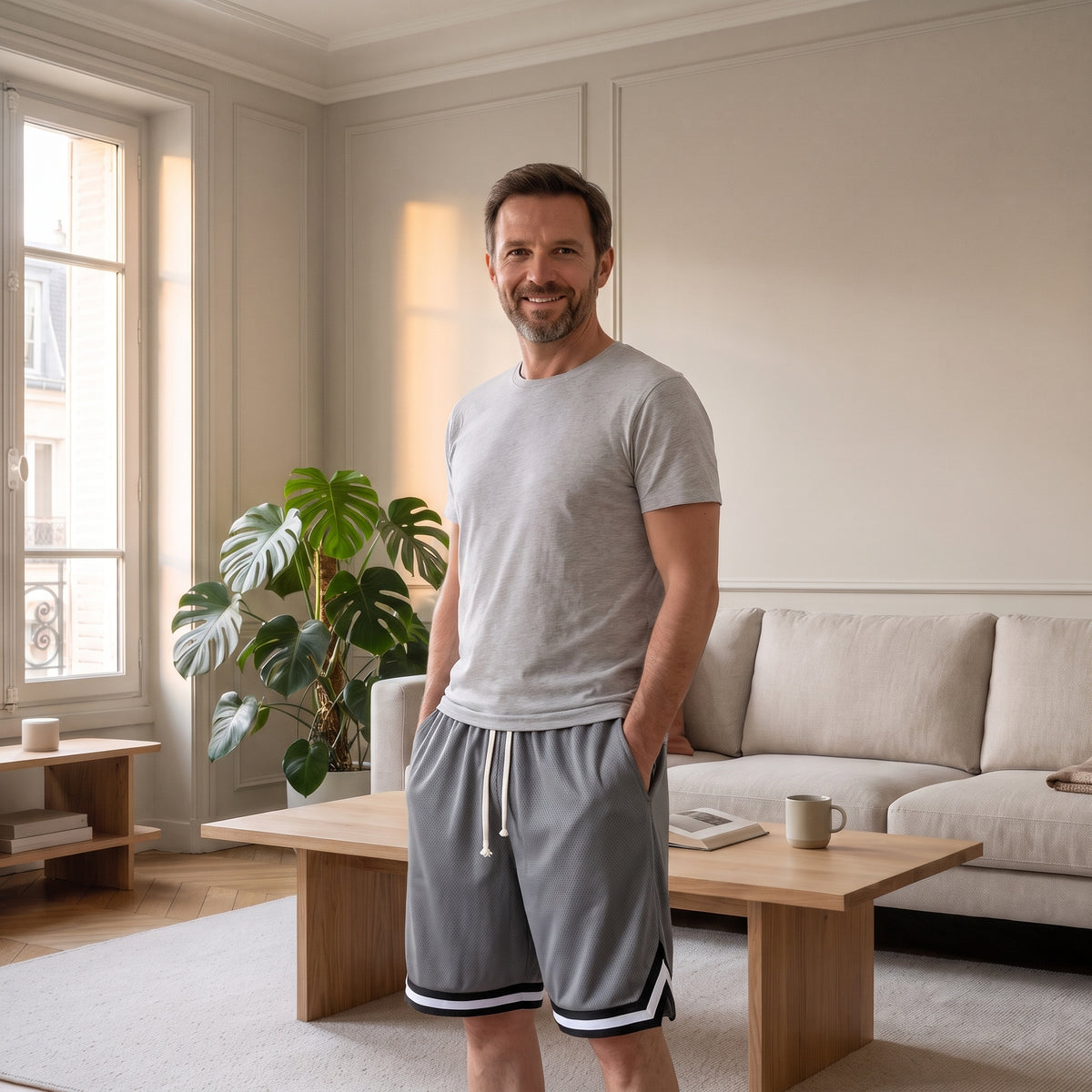 Homme portant le short de sport gris dans un salon lumineux