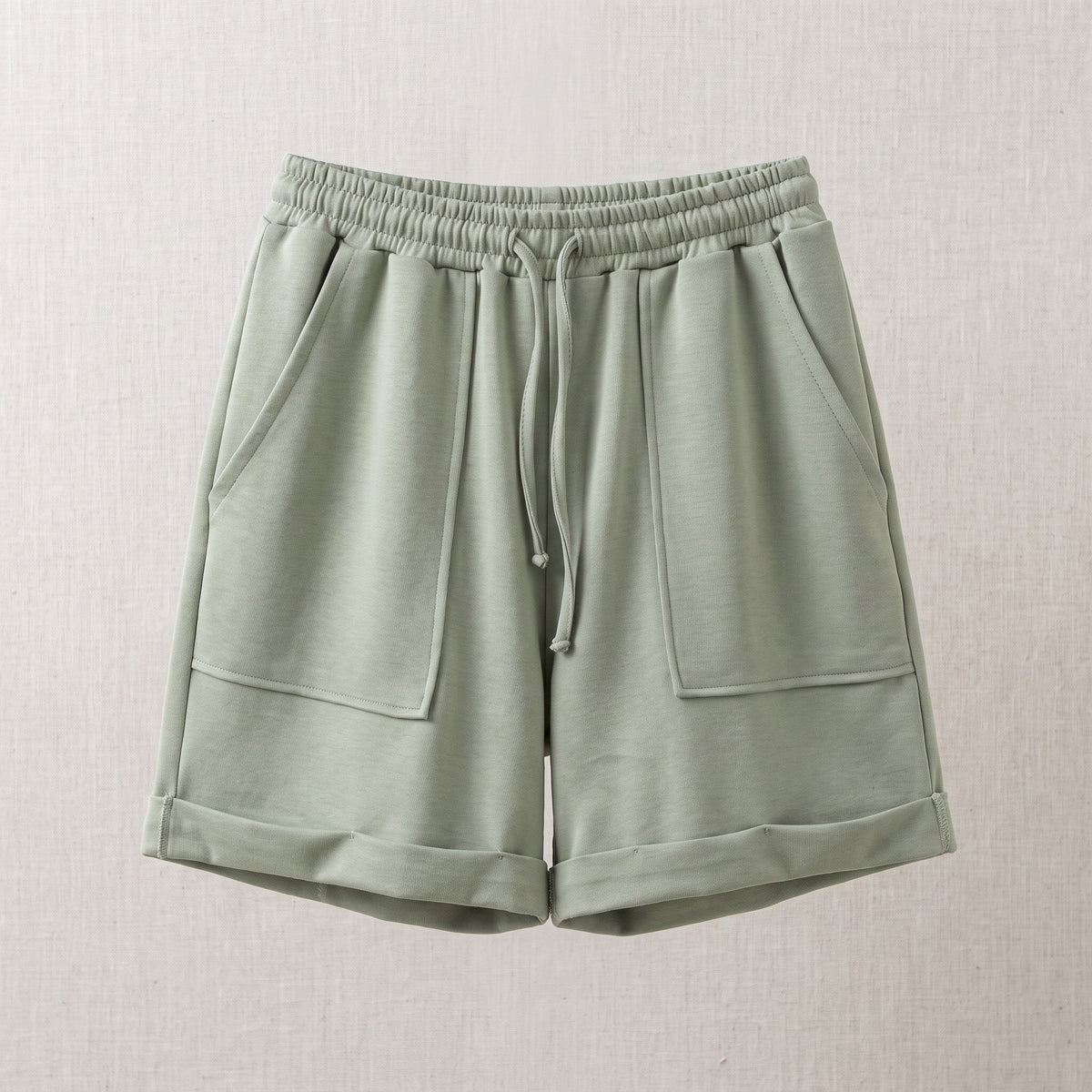 Short vert taille haute présenté seul de face