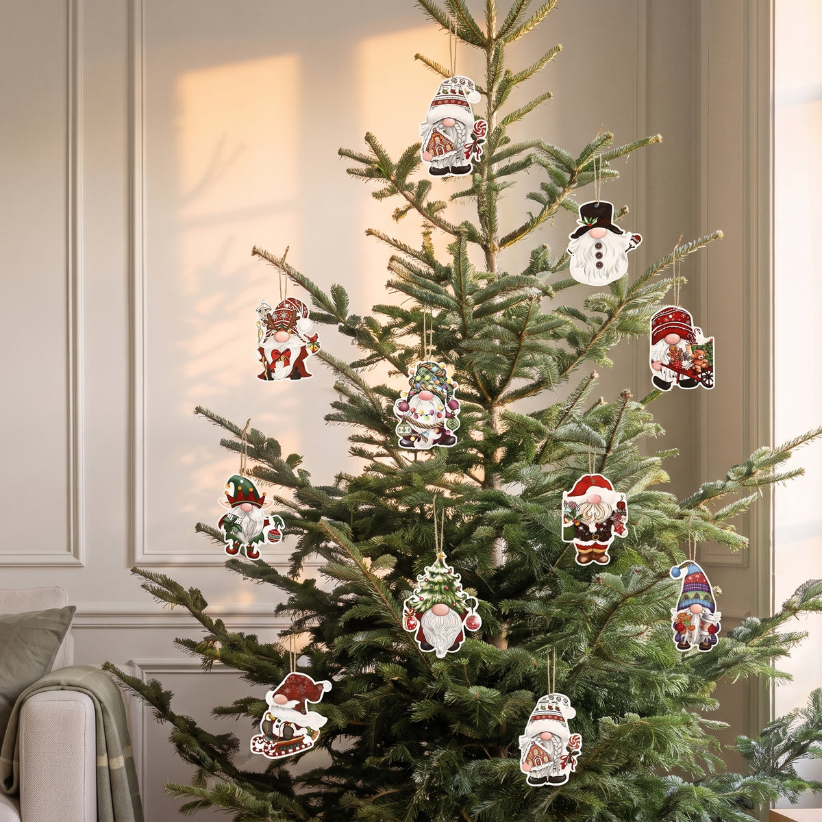 Les 12 suspensions gnomes de 7 à 8 cm réparties sur les branches du sapin