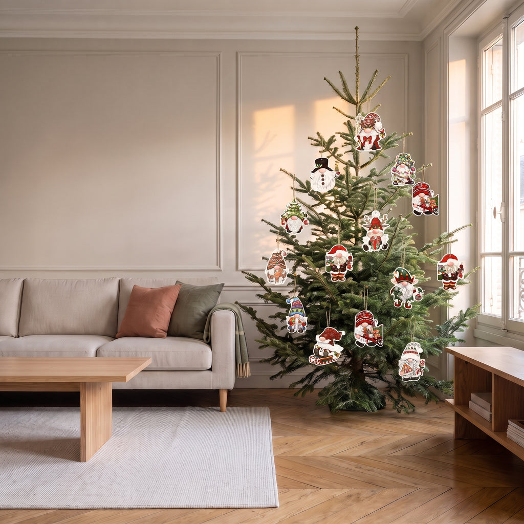 Lot de 12 suspensions de Noël gnomes accroché à un sapin de 1,80 m dans le salon, chaque suspension de 7 à 8 cm