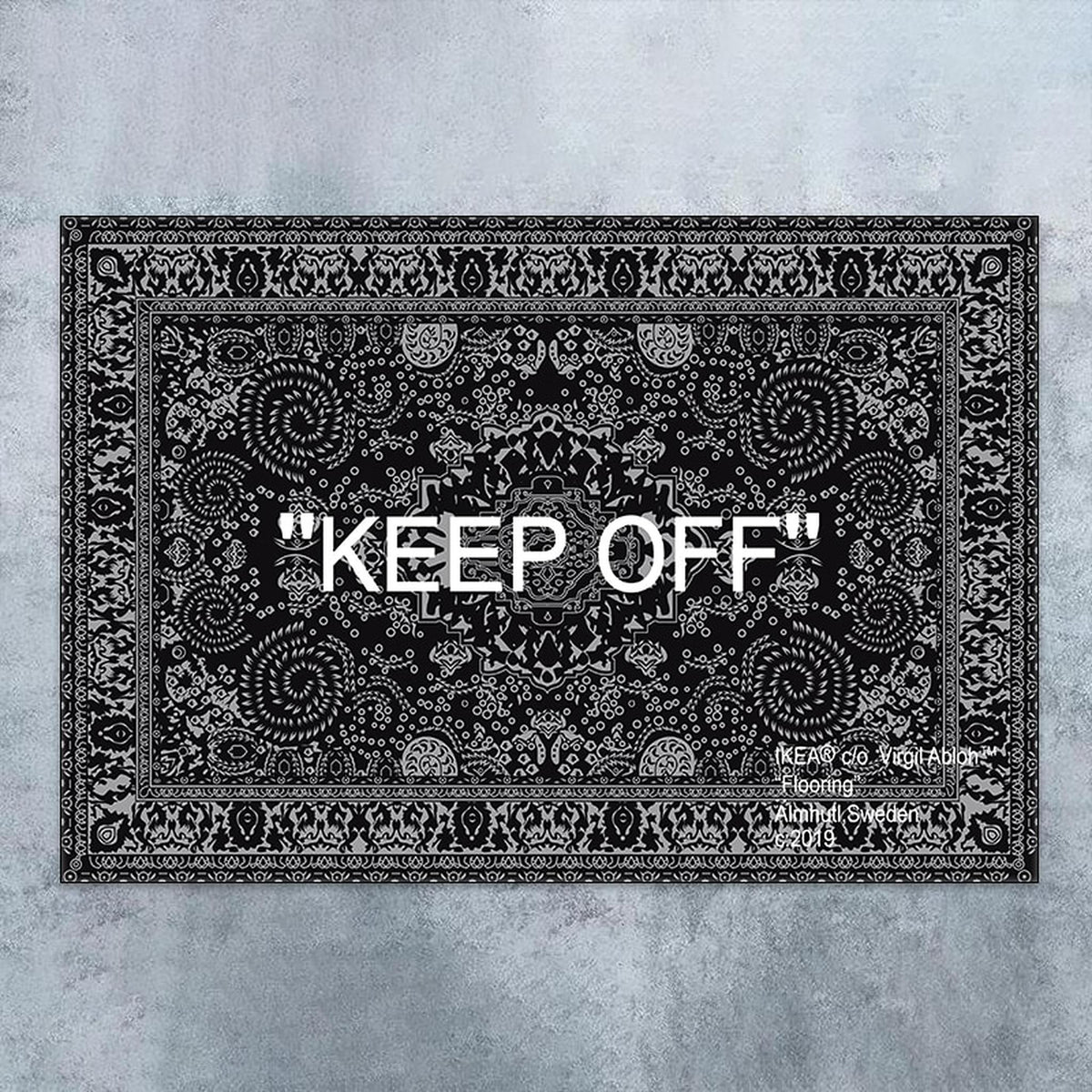Gros plan sur l'inscription Keep Off du tapis