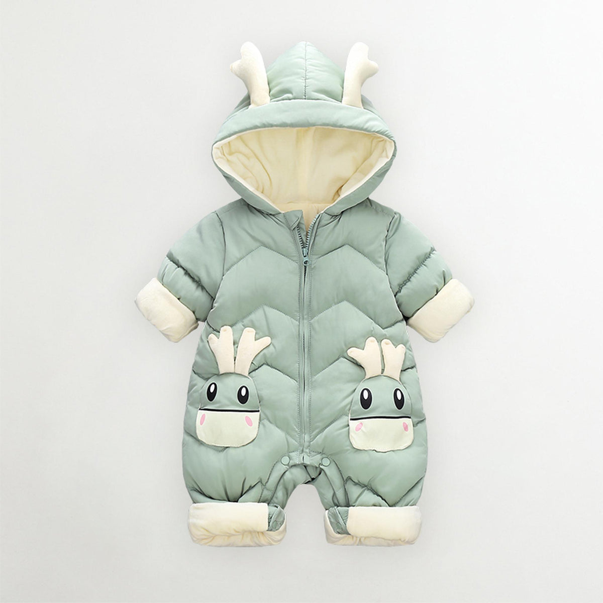 Détail du motif cerf et du matelassage de la combinaison pilote bébé