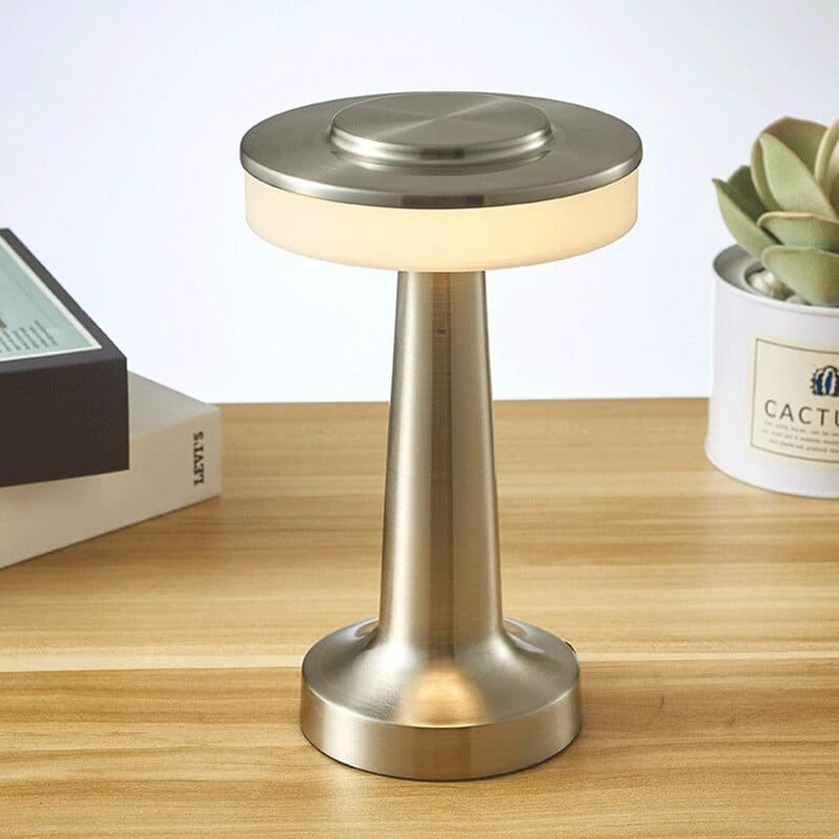 Design en métal de la lampe de table LED argent, gros plan