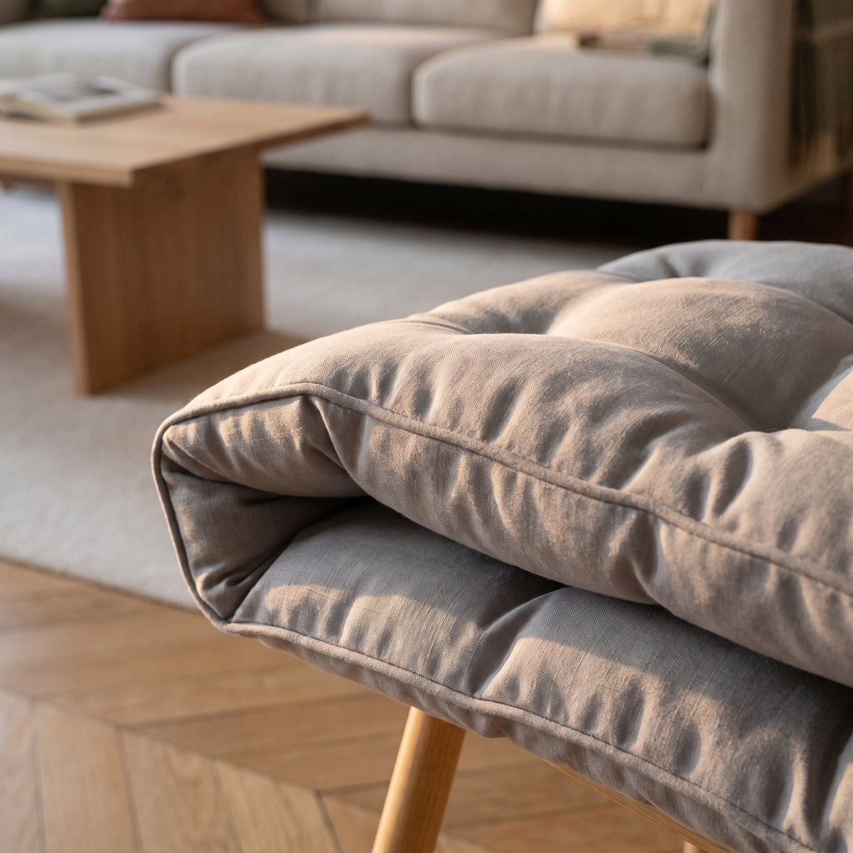 Détail du matelassage en bosses du coussin de chaise