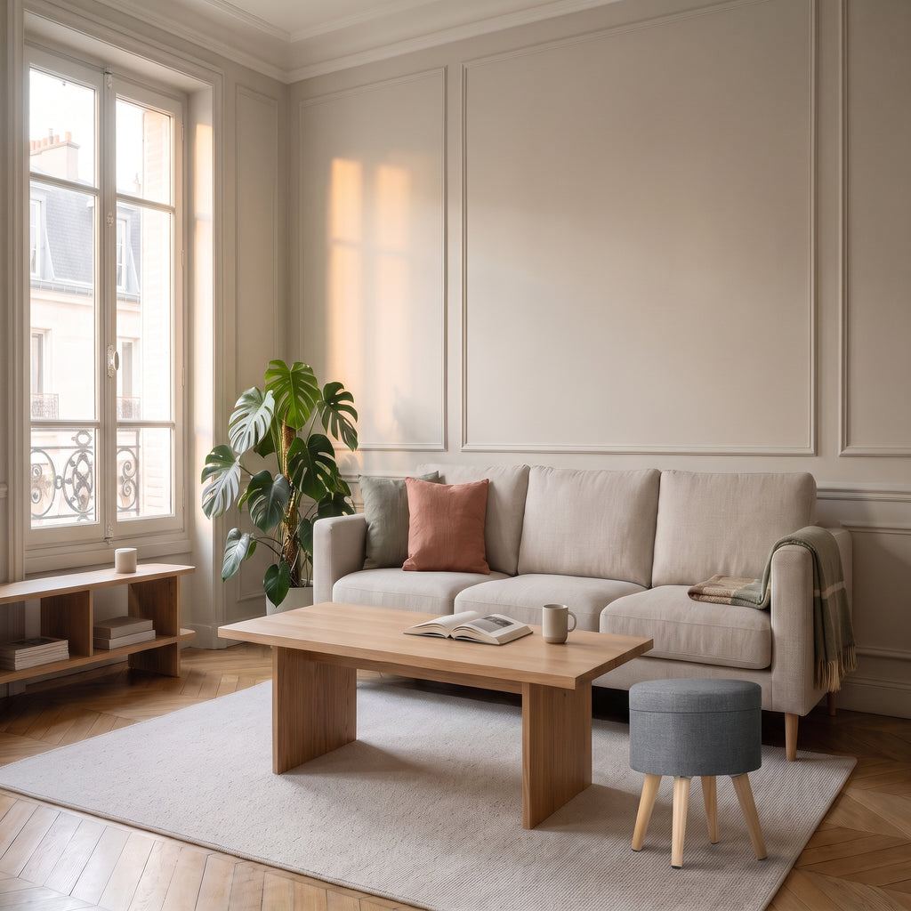 Tabouret de rangement en bois dans un salon, à l'échelle
