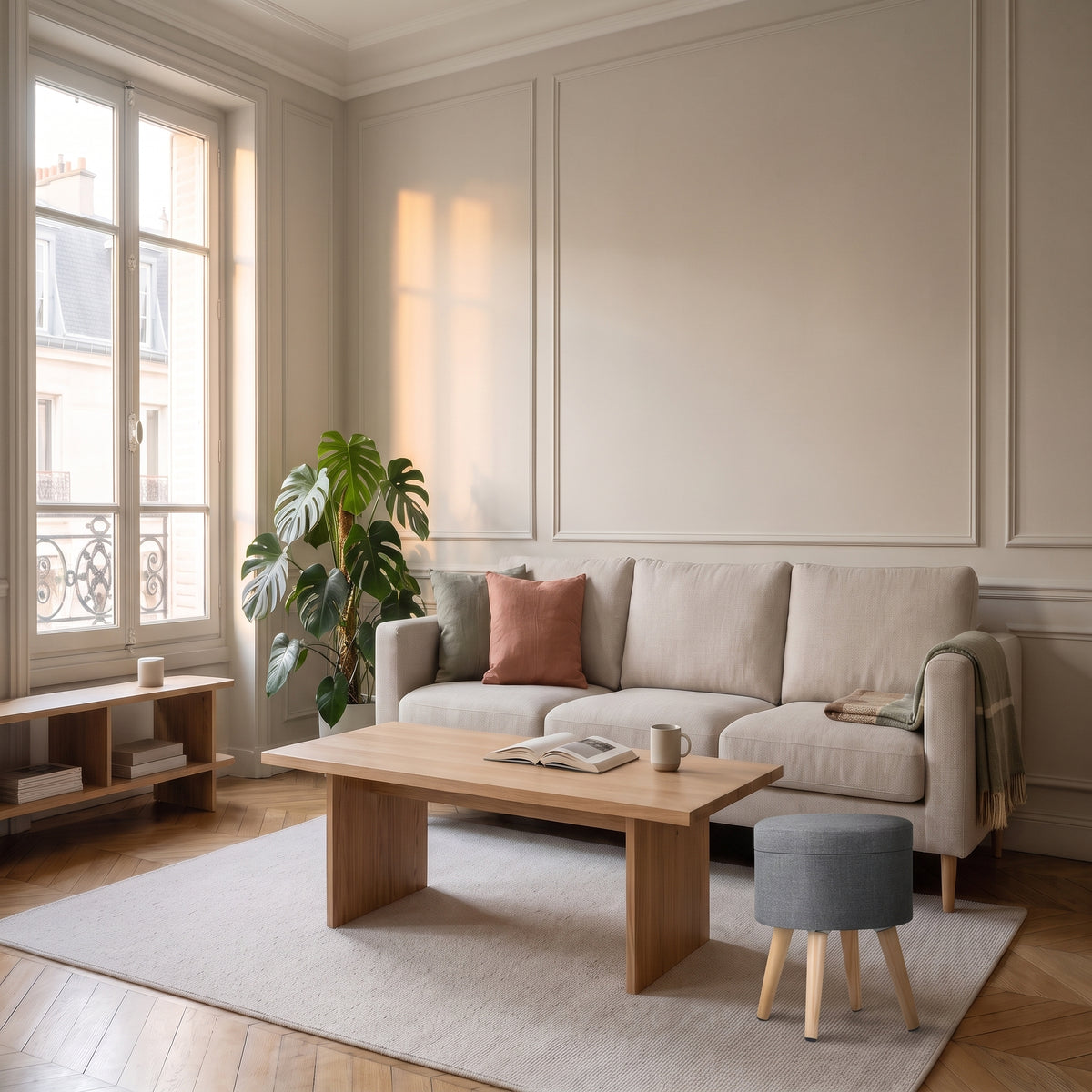 Tabouret de rangement en bois dans un salon, à l'échelle