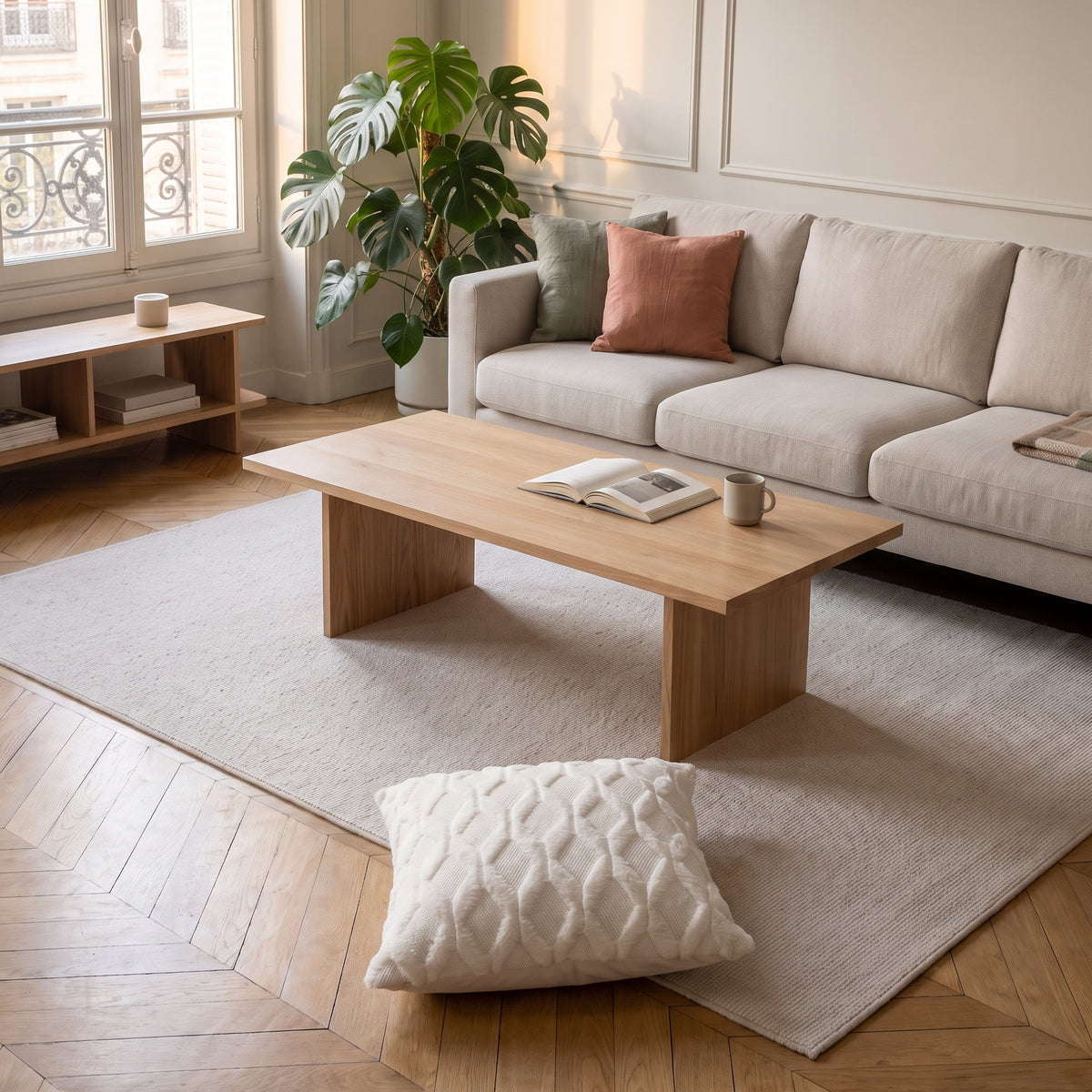 Housse de coussin à poils longs posée au sol