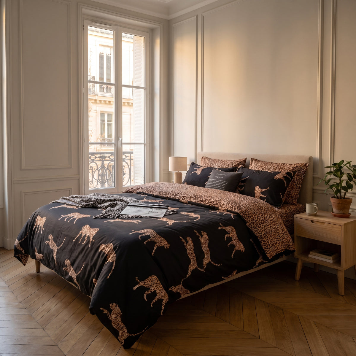 Chambre avec la housse de couette motif léopard, vue d'ensemble