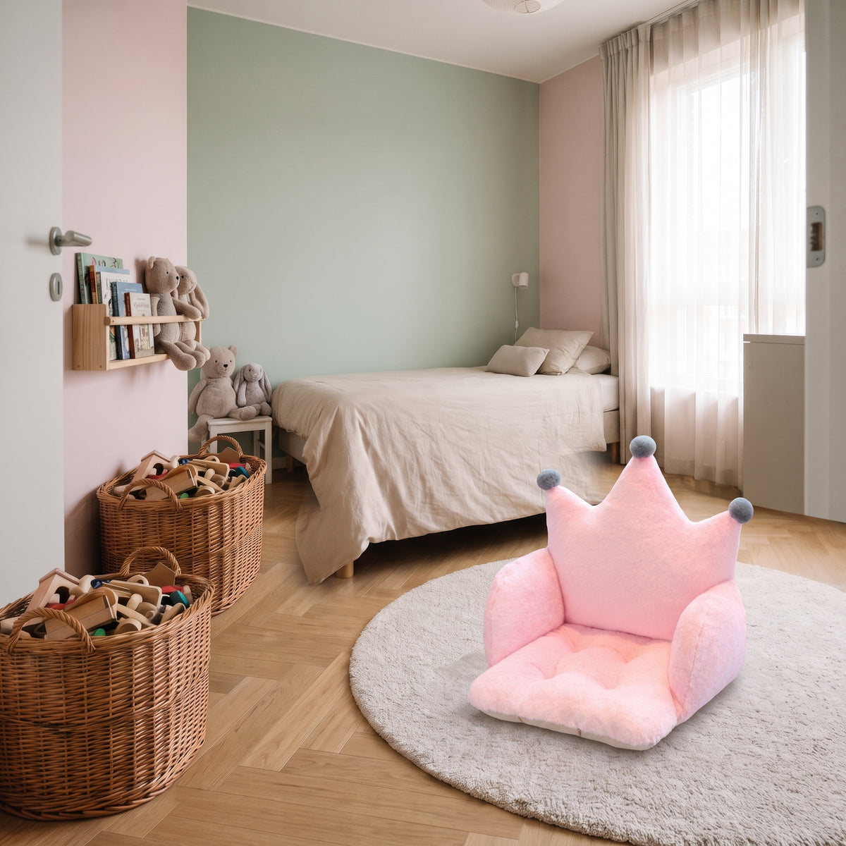 Coussin de chaise enfant posé au sol
