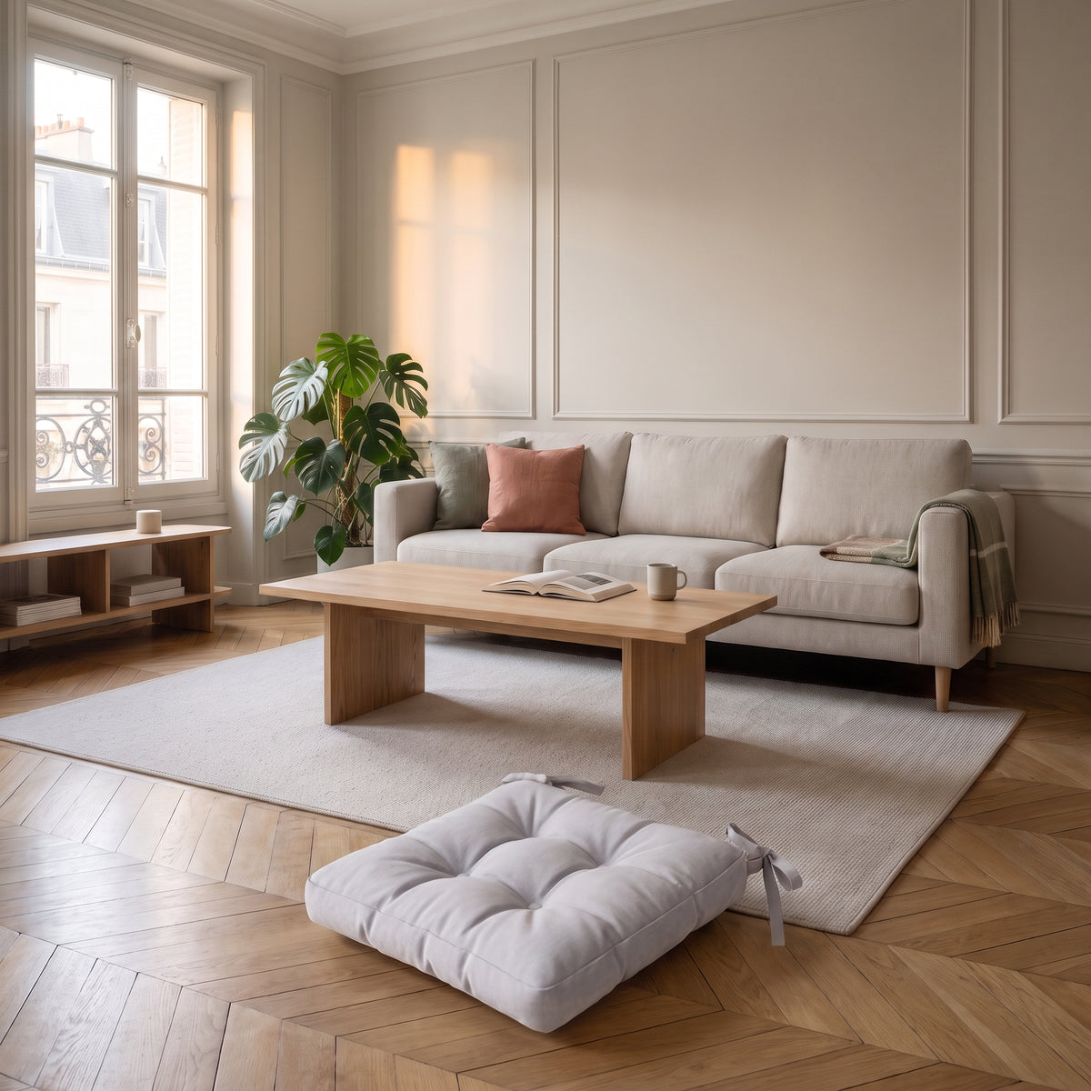 Coussin de chaise gris posé au sol