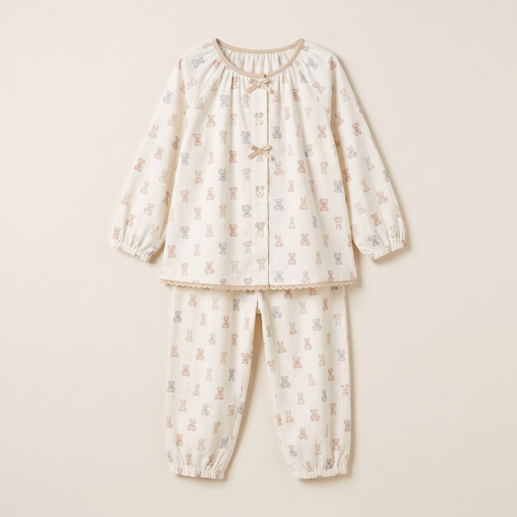 Pyjama enfant à imprimé oursons et lapins présenté seul sur fond uni blanc cassé