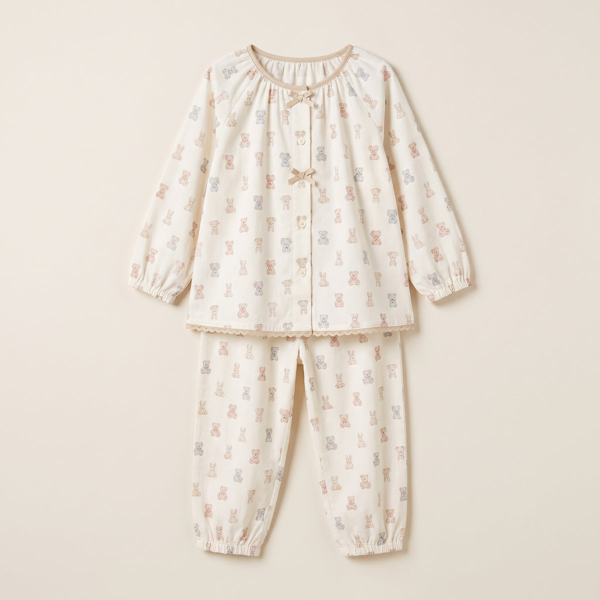 Pyjama enfant à imprimé oursons et lapins présenté seul sur fond uni blanc cassé