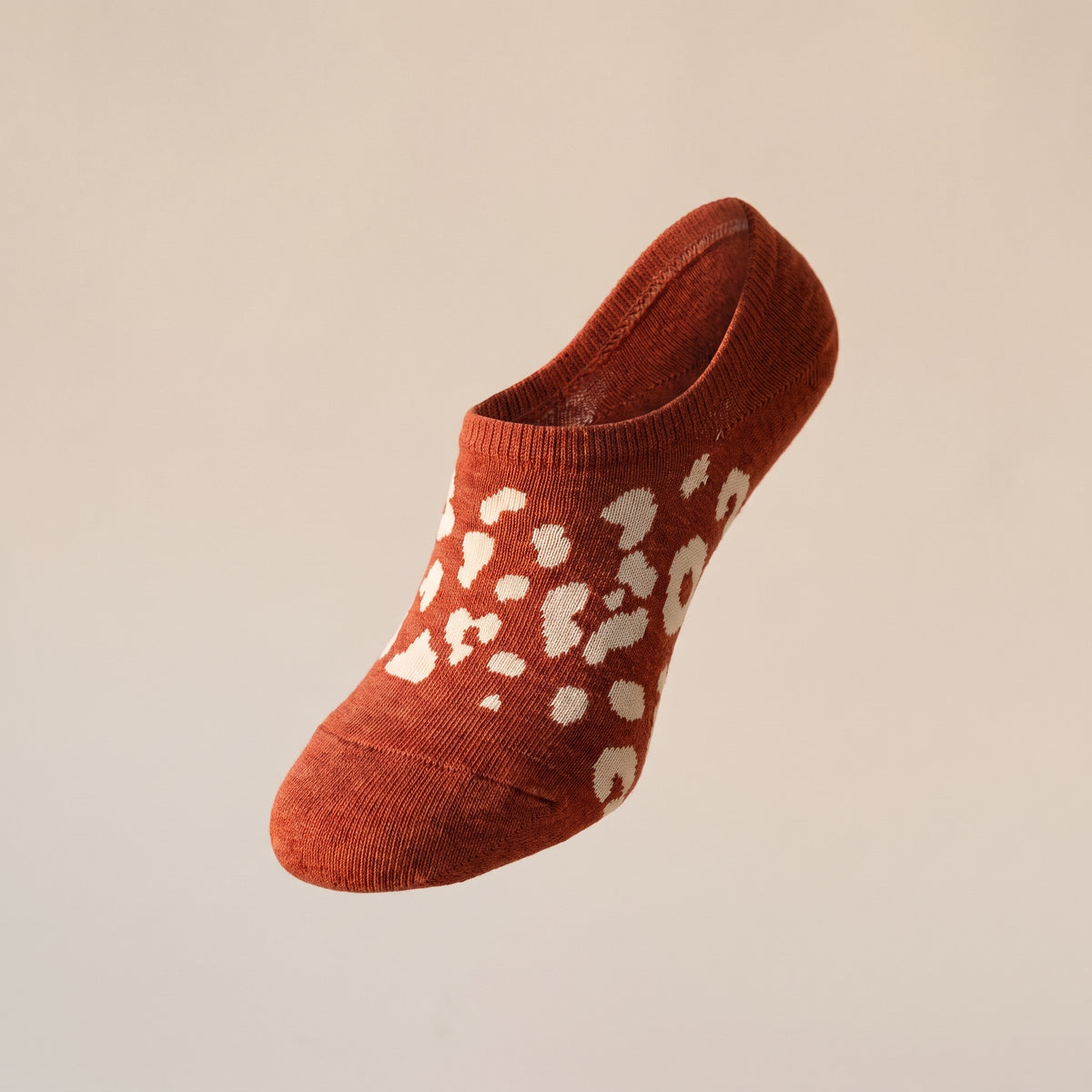 Chaussettes invisibles rouges léopard sur fond uni