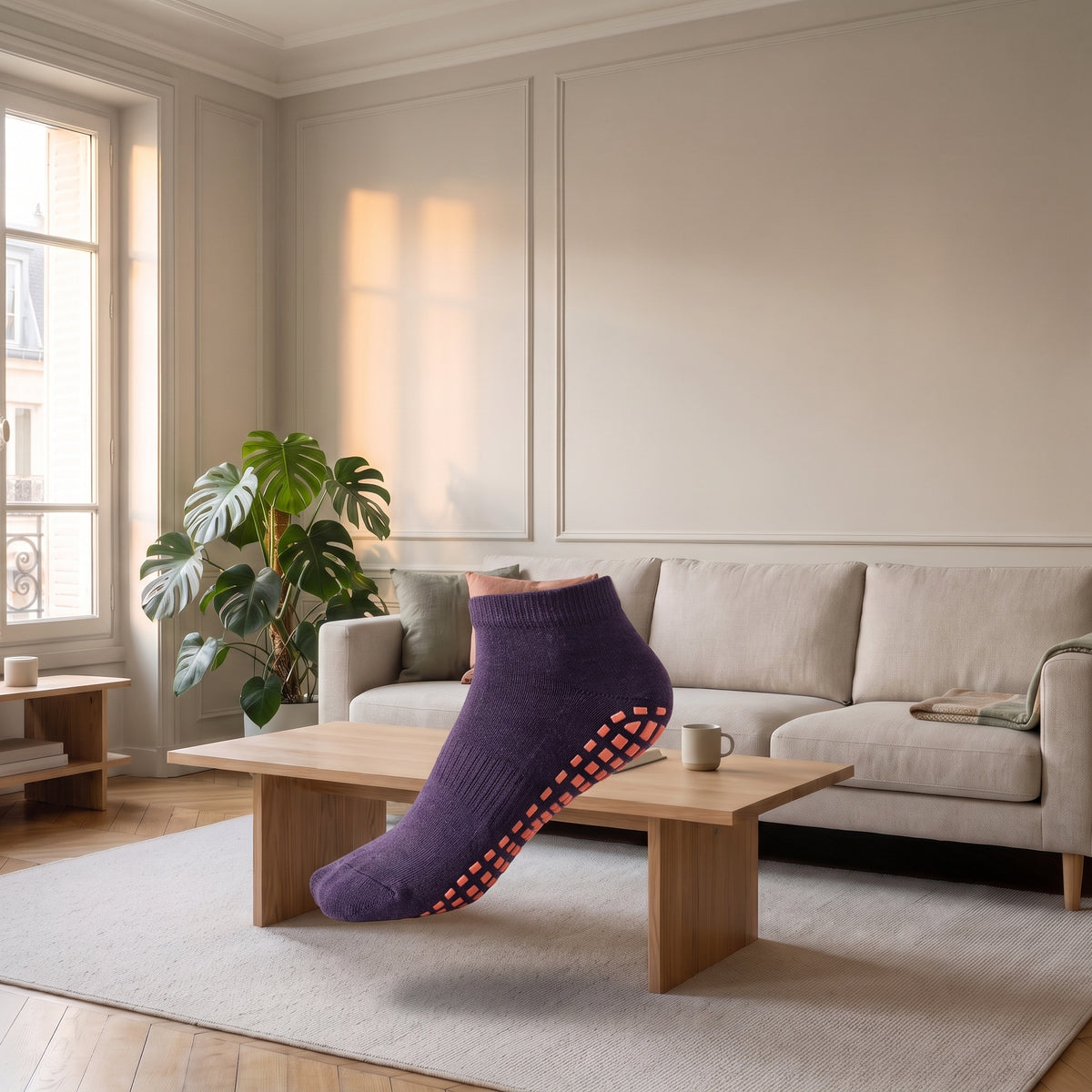 Chaussettes antidérapantes violettes à plat sur fond neutre