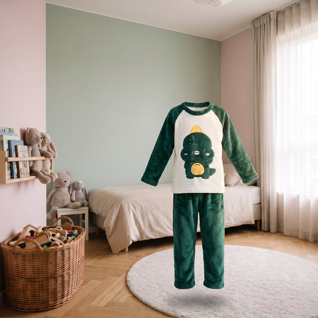 Pyjama polaire dinosaures vert foncé présenté seul dans une chambre d'enfant