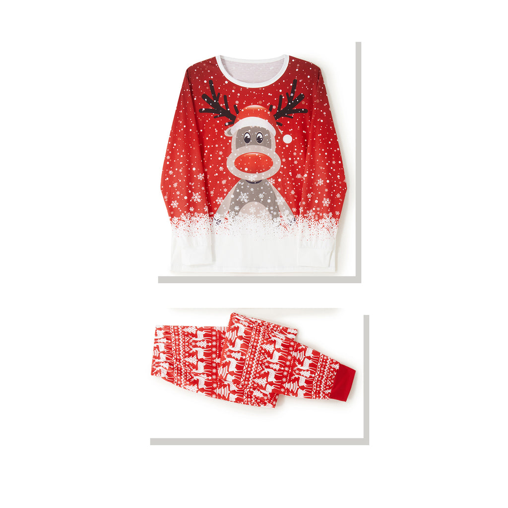 Ensemble adulte du pyjama de Noël rouge à renne isolé sur fond blanc