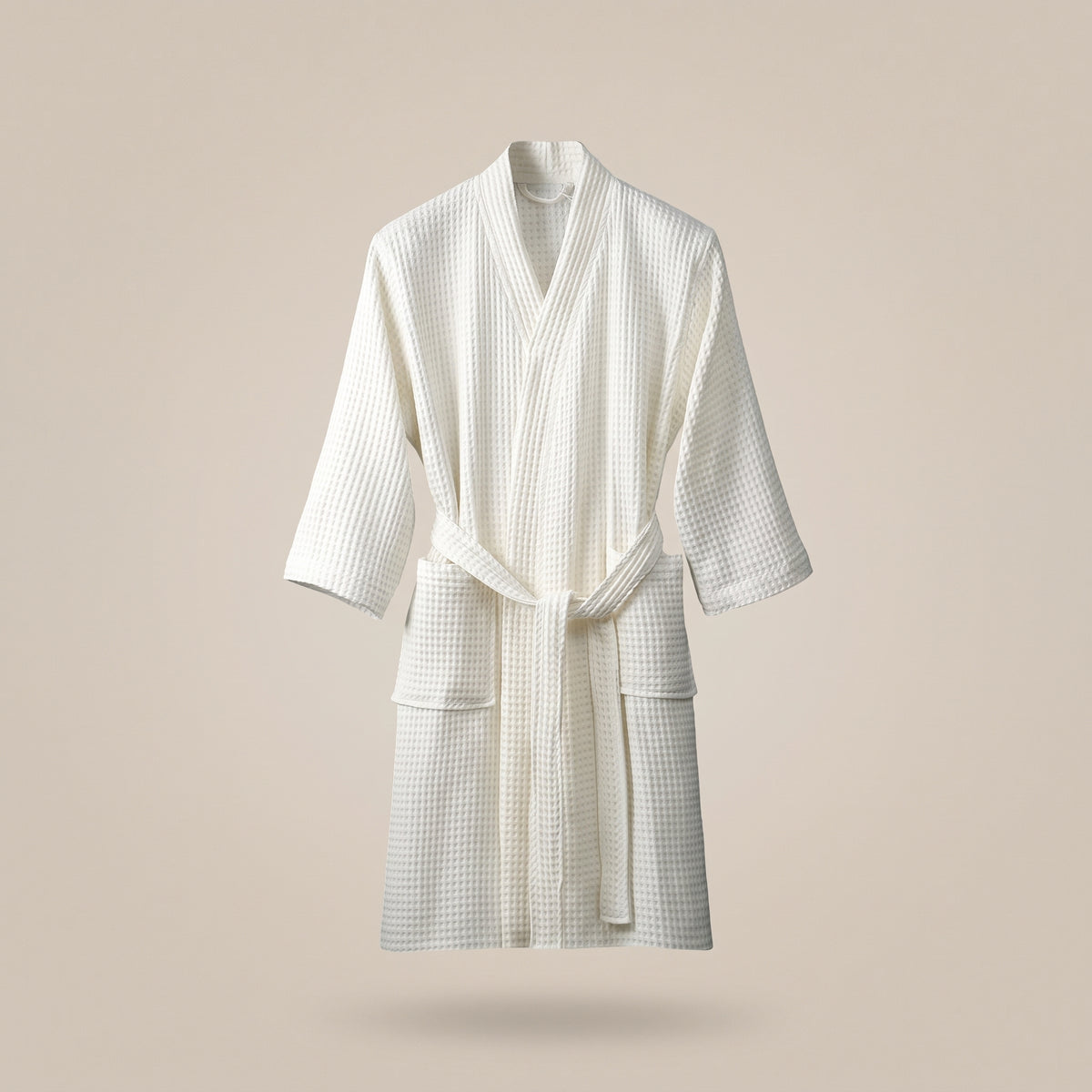 Peignoir long blanc cassé en volume sur fond uni
