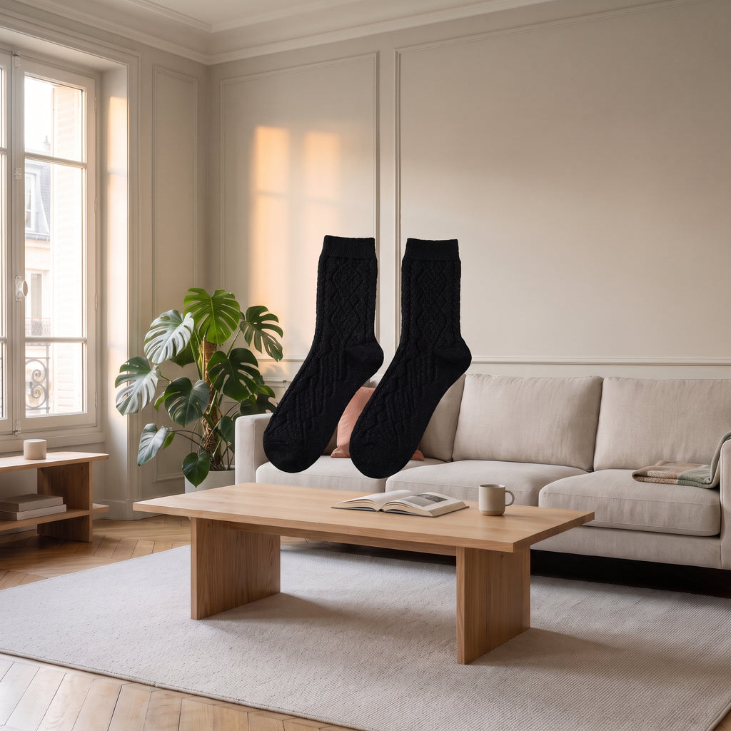 Chaussettes noires en maille torsadée présentées sans pied