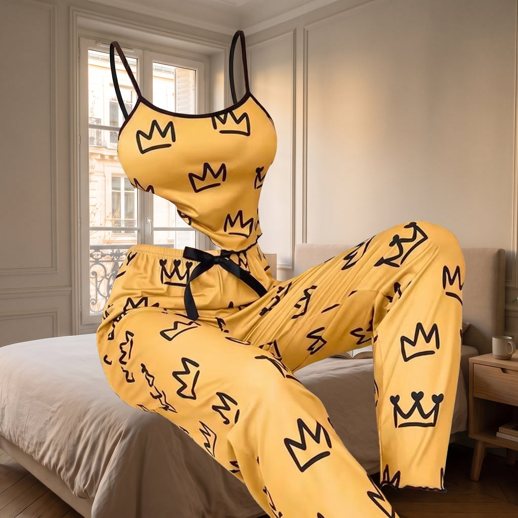 Pyjama en satin jaune sans corps, montrant la coupe
