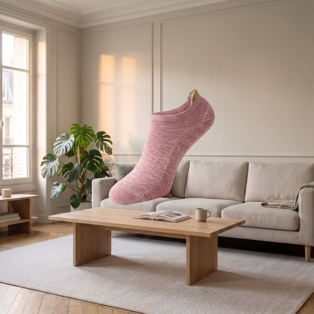 Chaussettes basses roses à cœur doré présentées sans pied