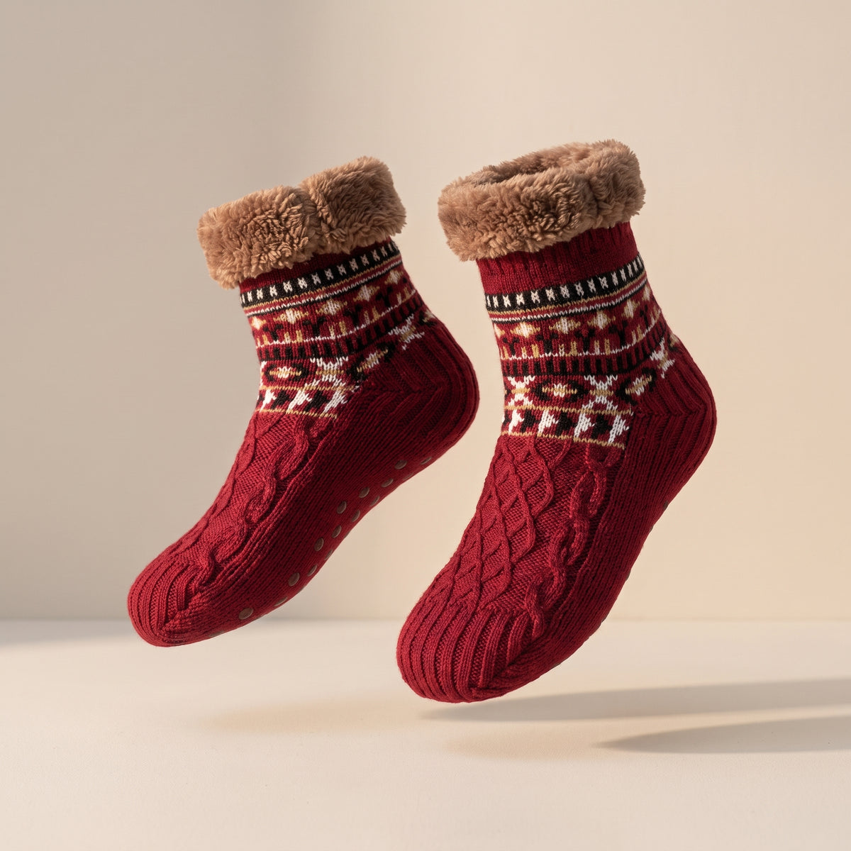 Chaussettes chaussons fourrées rouges à plat sur fond neutre