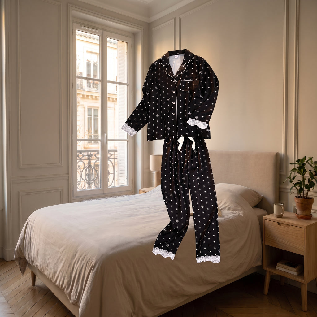Pyjama en satin et dentelle noir sans corps, montrant la coupe