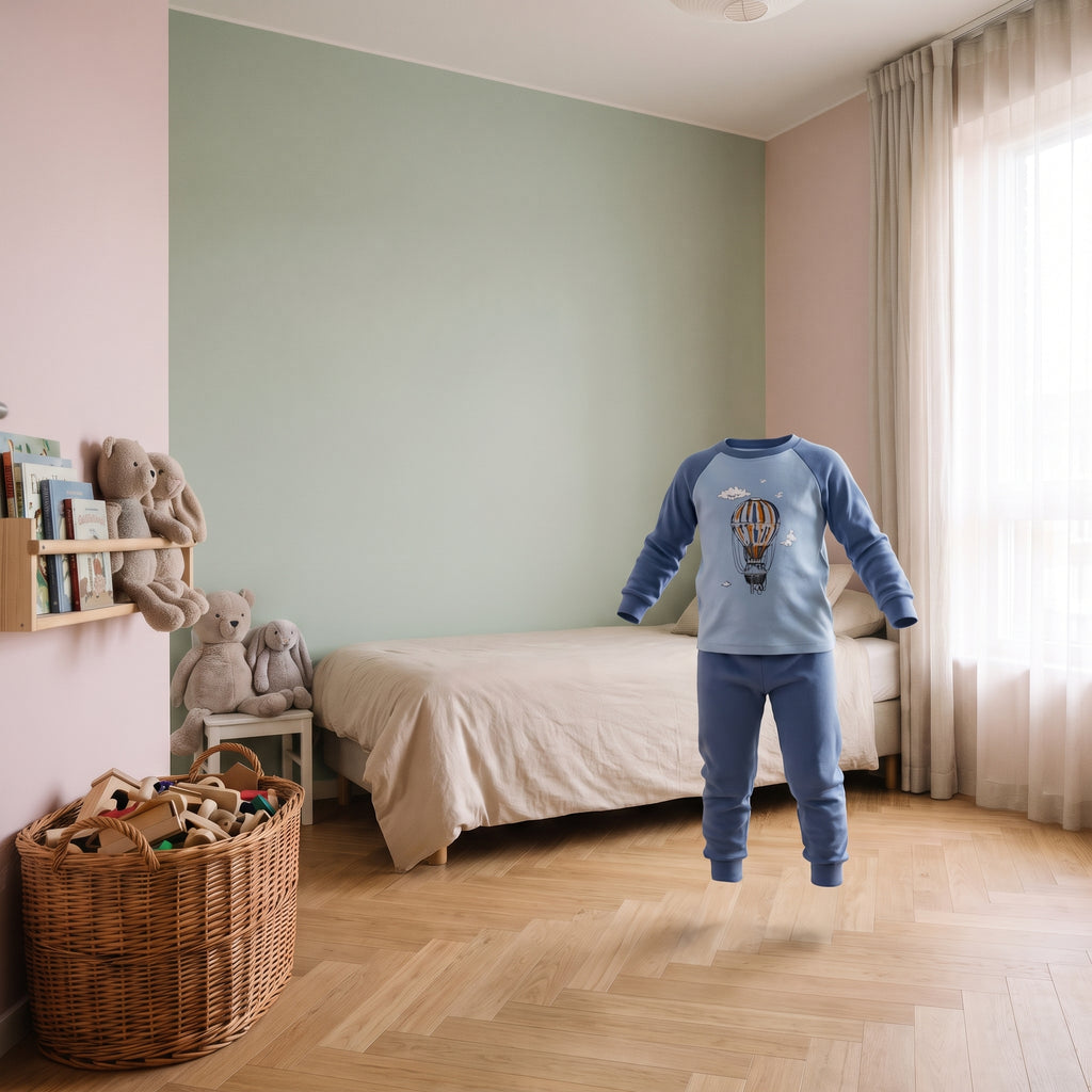 Pyjama en coton à motif montgolfières bleues présenté seul dans une chambre d'enfant