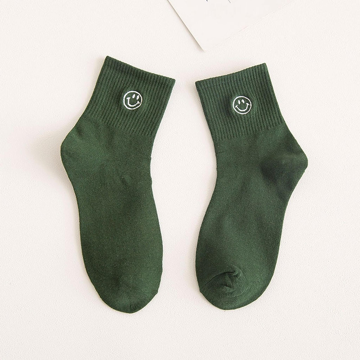 Chaussettes smiley, détail du smiley sur la maille côtelée
