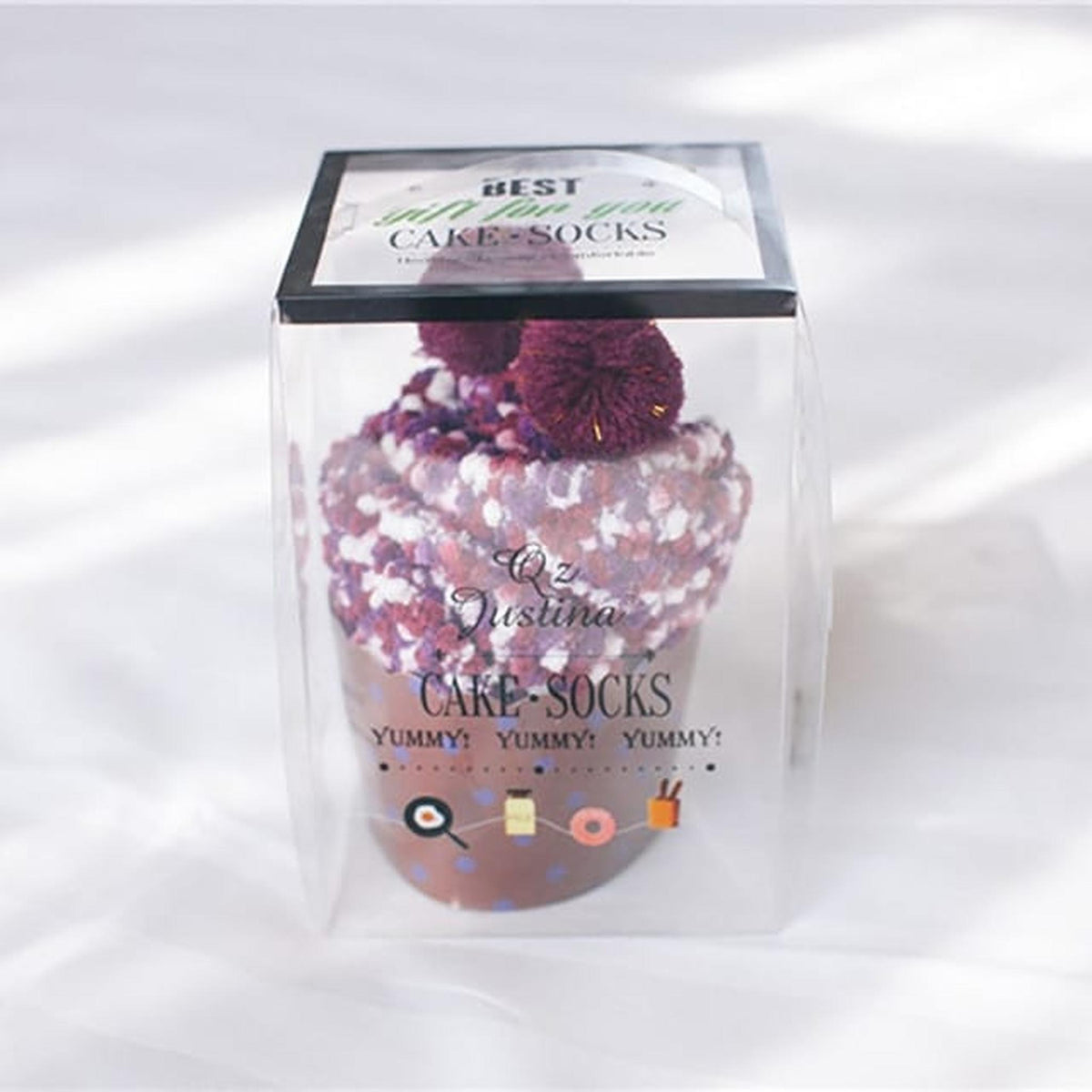 Chaussettes à pompons violettes vues de près