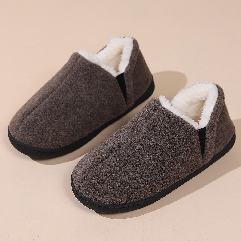 Paire de chaussons fermés fourrés gris vue de près