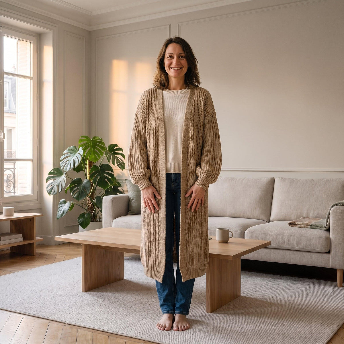 Cardigan long beige camel en côtes anglaises vue de face