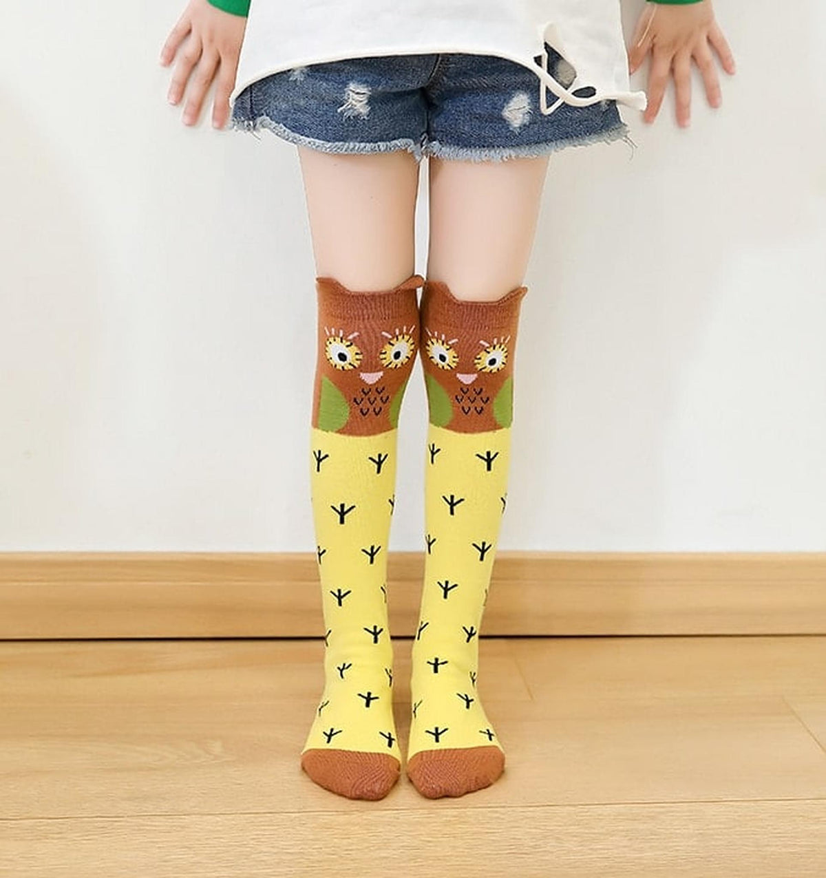 Chaussettes hautes jaunes à chouettes vues de face