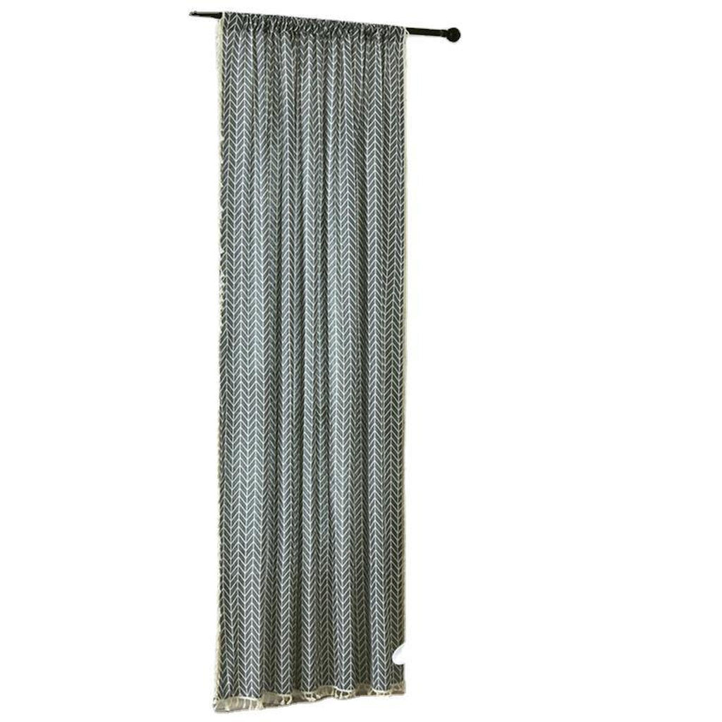 Rideau à motif chevron gris bleuté présenté seul, détouré sur fond blanc, suspendu à sa tringle
