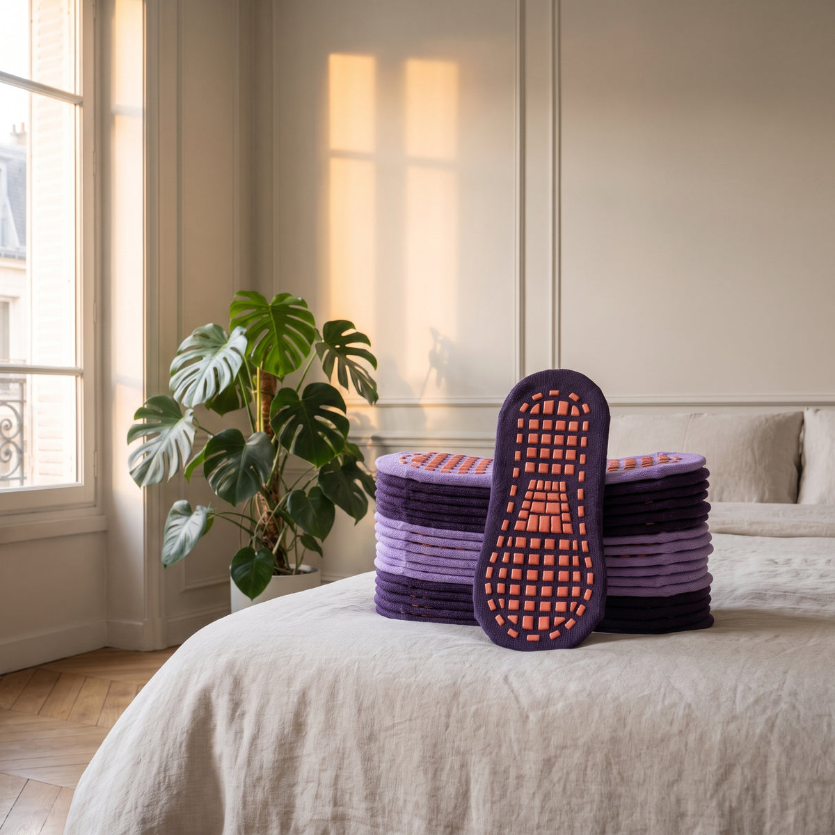 Chaussettes antidérapantes violettes vues de près