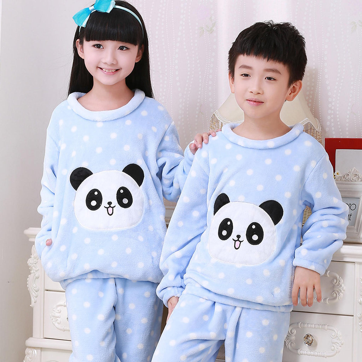 Pyjama en flanelle panda bleu, vue rapprochée sur fond blanc