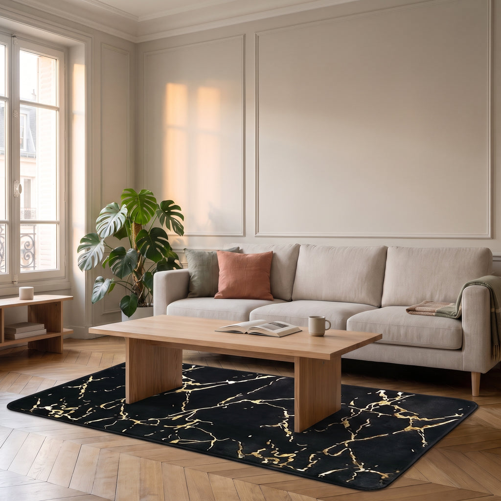 Le tapis effet marbre noir déplié seul à plat dans le salon, vu de face en entier