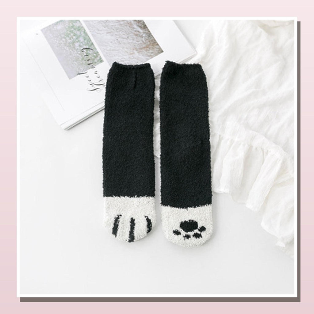 Chaussettes pattes de chat noires, détail du bout blanc et des griffes